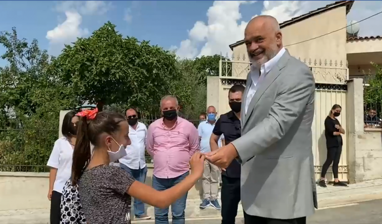 “SHTËPIA E PARË E RINDËRTIMIT”/ Rama i dorëzon çelësat familjes në Farkë: Kur vumë tullën e parë, disa ‘inxhinierë’ vunë alarmin se kolona ishte…