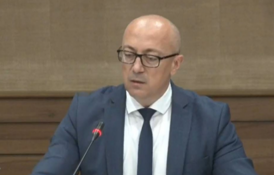 KOSOVË/ Goran Rakiç përshëndet në shqip Hotin në mbledhjen me kryetarët e Komunave