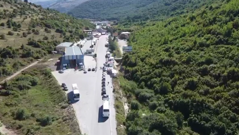 VIJON SITUATA E RËNUAR NË KAPSHTICË/ Qytetarët: Është shumë e vështirë, po na mbaron dhe afati i tamponit