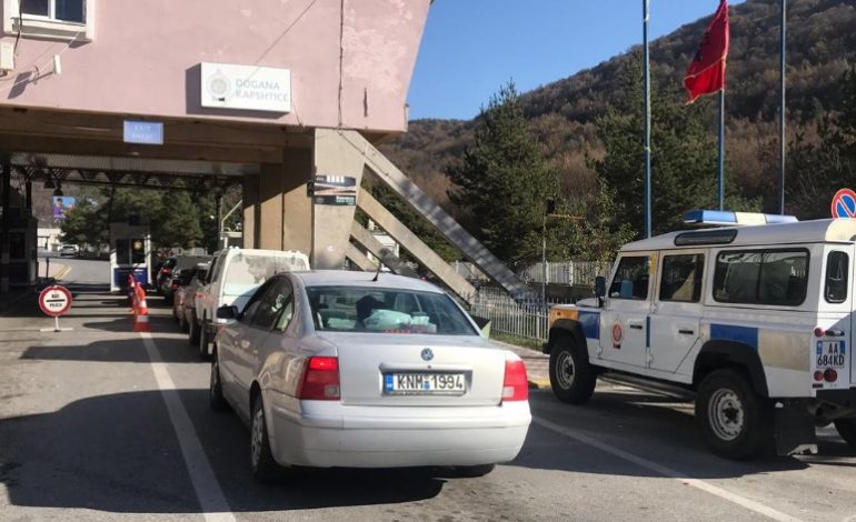 RADHËT NË KUFI/ Fluks automjetesh edhe në Kapshticë. Si paraqitet situata (DETAJET E FUNDIT)