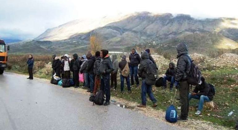 NGA SHQIPËRIA DREJT BE/ Kapen në një furgon mallrash në Pogradec 27 klandestinë, drejtuesi…