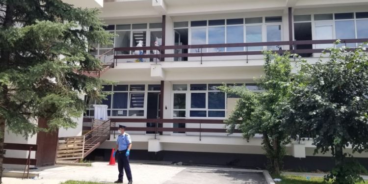 COVID-19/ Situatë e rëndë në Kosovë, mbi 500 pacientë të shtruar vetëm në spitalet publike