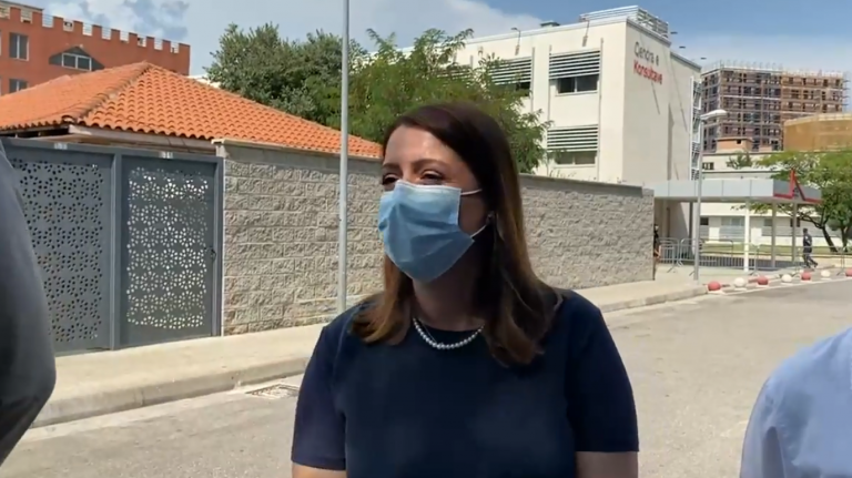 TAKIM ME MJEKËT DHE INFERMIERËT/ Manastirliu: Spitalet COVID-3 dhe COVID-4 janë gati! Do hapen kur të ezaurohen ‘Shefqet Ndroqi’ dhe ‘Infektivi’