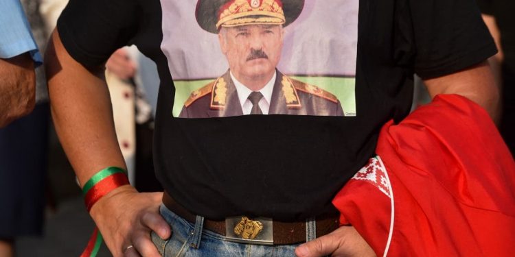 REFUZON KËRKESËN E MACRON DHE I PËRGJIGJET POMPEOS/ Llukashenko: Më lini mua të merrem me “jelekverdhët” në Francë