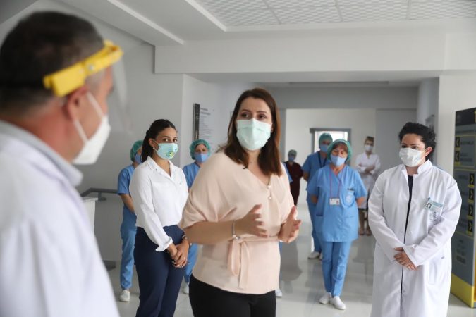 MJEKËT E FAMILJES PO KUJDESEN PËR MBI 1 MIJË PACIENTË ME COVID-19/ Manastirliu: Po iu përmbahemi protokolleve të përcaktuara për ndjekjen e pacientëve