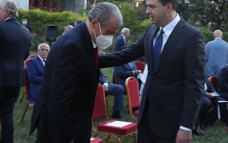 DEKORIMI I ISH PRESIDENTIT MEJDANI/ Nga Berisha, Thaçi, Majko, Basha e Topi. Kush mori pjesë në ceremoni