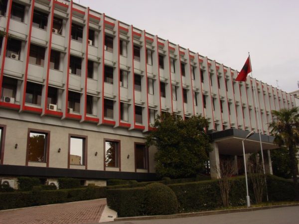 BLLOKIMI I SHQIPTARËVE NË VARSHAVË/ Ministria e Jashtme: Polonia vendim të papritur, i kthyem sot herët në mëngjes me charter