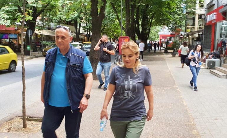 LSI ME “DY FYTYRA”/ Kryemadhi thotë se nuk ekziston COVID-19, Vasili shkruan çdo ditë se jemi në rrezik të madh. Kujt ti besojnë qytetarët?