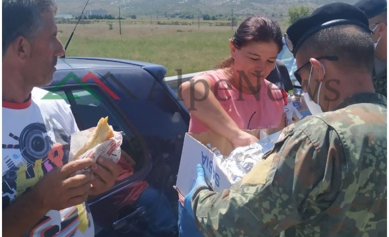SITUATA NË KAKAVIJË/ Shpërndahet ndihmat për qytetarët që presin në radhë. Bizneset dhe të rinjtë e Delvinës dhe Sarandës… (FOTO)