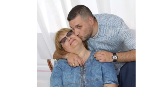“NUK TË THEM DOT LAMTUMIRË”/ I biri fjalë prekëse për mësuesen fierake që vdiq nga Covid-19: Asgjë s’e mbush këtë boshllëk!