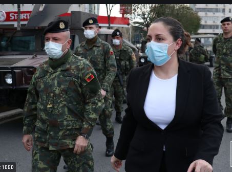 RADHËT E QYTETARËVE/ Ministrja Xhaçka niset drejt Kakavijës. Batalioni i Gjirokastrës në afërsi të pikës së kalimit kufitar