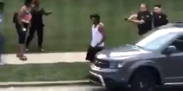 PAMJET E RENDA/ Ndodh sërish në SHBA. Policia qëllon nga mbrapa afro-amerikanin para fëmijëve