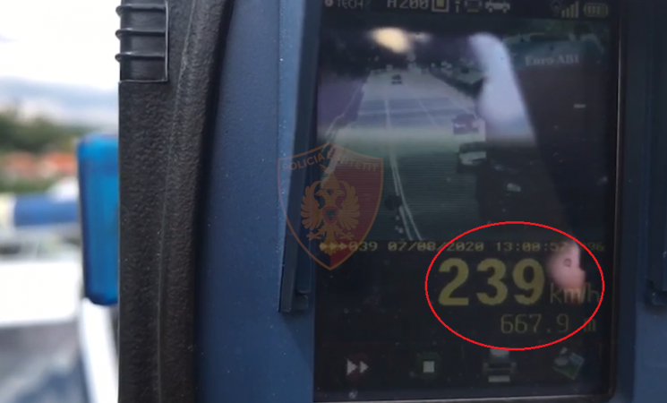 ÇMENDURI NË AUTOSTRADË/ Shoferi me “Mercedes” fluturon me 239 km/h, policia i heq atij dhe 16 të tjerëve patentën (VIDEO)