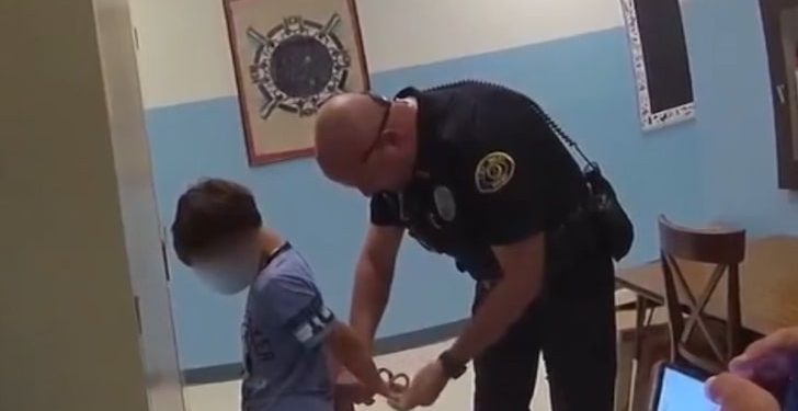 SHOKUESE/ Policët prangosin 8-vjeçarin brenda shkollës, i mituri qan me duart e lidhura (VIDEO)