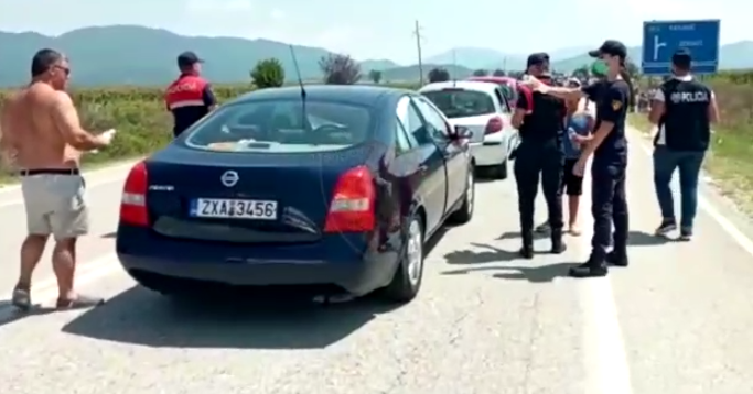 RADHËT E GJATA NË KAKAVIJË/ Policia shpërndan ujë për qytetarët, autoritetet kufitare takime me palën greke për të përshpejtuar punën (VIDEO)