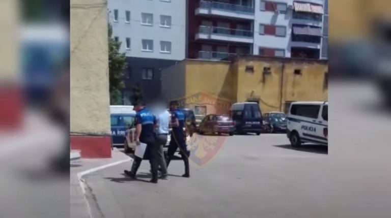DROGË E MUNICION LUFTARAK/ Arrestohet kryeplaku dhe tre të rinj në Korçë, pamjet e aksionit (EMRAT)