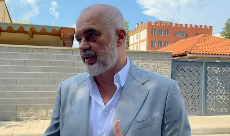 VAKSINA PËR COVID-19/ Rama: Kemi bërë rezervim kur të dalë. Çipat janë fantazi e çmendur e ‘kompetentëve’