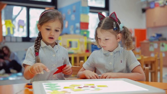COVID-19/ Mali i Zi shtyn fillimin e vitit shkollor