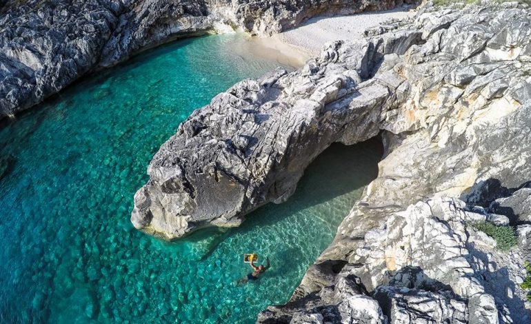DESTINACIONI I DITËS/ Gjiri i Dafinës, një mrekulli shqiptare që duhet eksploruar në këtë sezon turistik (PAMJET)