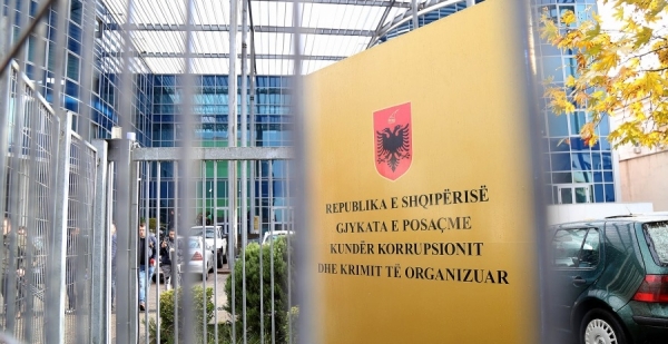 “TATIMI”/ Morën rryshfet për të mos ushtruar kontrolle në disa biznese, arrestohet drejtori i Tatimeve në Korçë dhe një specialist