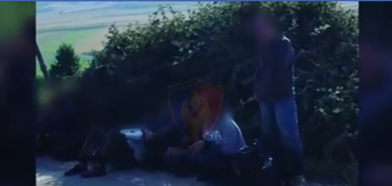 VIJON OPERACIONI “PERIMETRI”/ Arrestohet 35- vjeçari në Pogradec që transportonte 15 klandestinë, nuk iu bind urdhërit të Policisë