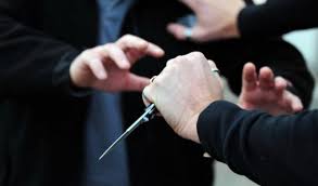 NGJARJE E RËNDË NË NJË LOKAL/ Autori masakron me thikë të riun dhe ia mbath. Ku e gjeti policia të fshehur