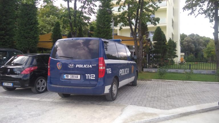ATENTATI NË TUSHEMISHT/ Dyshohet se u qëllua rreth 100 herë drejt makinave, u dëmtuan dhe dritaret e hotelit, autorë… (DETAJET)