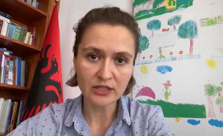 PYETJET PËR NISJEN E SHKOLLËS/ Shahini: Nxënësit e rrezikuar mund të ndjekin mësim online, ushqimi në klasë s’lejohet sepse..