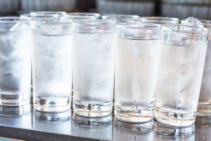 NGA PROBLEMI ME TRETJEN TEK BLLOKIMI I TRURIT/ Mos pini kurrë ujë të ftohtë pas ngrënies, ja tetë rreziqet për organizmin