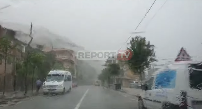 VIDEO LAJM/ Pogradeci nën pushtetin e shiut, krijohet vështirësi në udhëtim