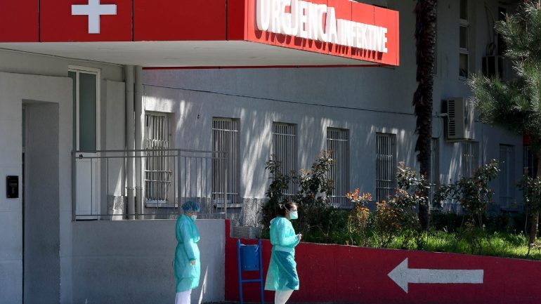 RIKTHEHET COVID NË BERATIT/ E infektuar sanitarja e Repartit Infektiv, karantinohet stafi…
