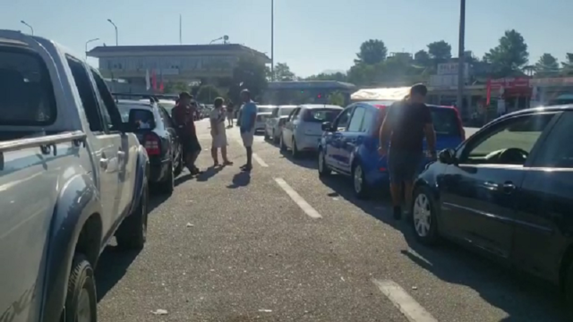 E DIELA FILLON SËRISH ME RADHË KILOMETRIKE NË KAKAVIJË/ Vetëm 750 persona do të kalojnë për në Greqi