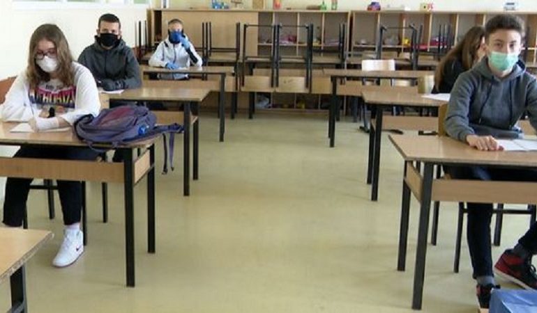MËSIM NË KOHË PANDEMIE/ Del draft udhëzuesi për fillimin e vitit të ri shkollor. Nga 3 skenarët e mundshëm te vlerësimi i nxënësve