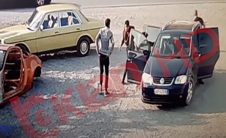 DALIN PAMJET/ E ndiqte policia, shoferi nga Korça lë në rrugë 11 emigrantë