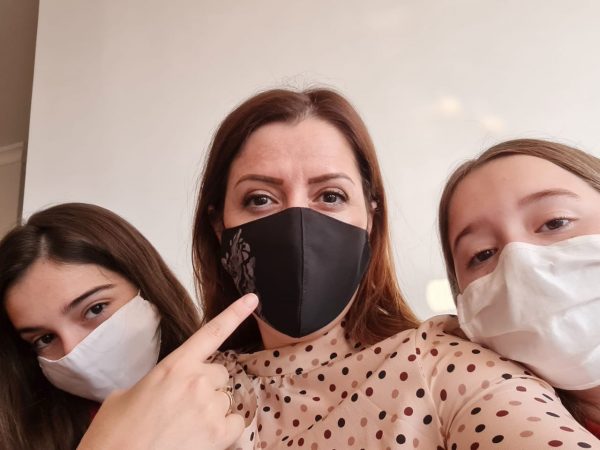 “MBAJE MASKËN…”/ Manastirliu publikon FOTON me vajzat: Emocion dhe përgjegjësi për çdo prind