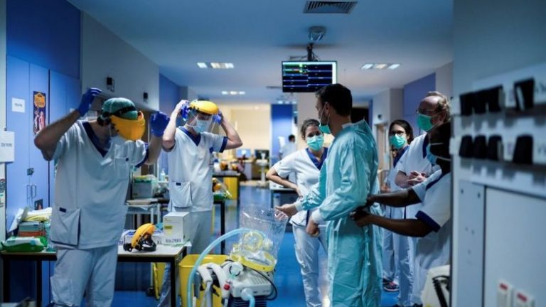 COVID-19/ Paralajmërojnë shkencëtarët britanikë: Epidemia është ende këtu, njerëzit janë liruar tepër