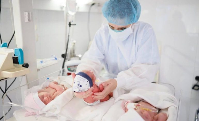 JEP LAJMIN E MIRË DUKE POSTUAR FOTON E TRENJAKËVE/ Manastirliu: Mbi 22 mijë të porsalindur kanë përfituar bonusin e bebes nga janari