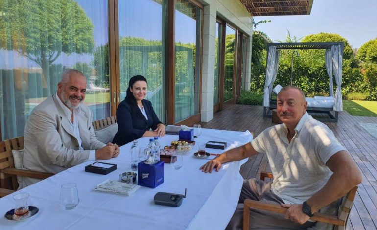 “PREKËM ÇËSHTJEN E RAFINERISË SË BALLSHIT”/ Rama takon presidentin e Azerbajxhanit, ja për çfarë diskutuan