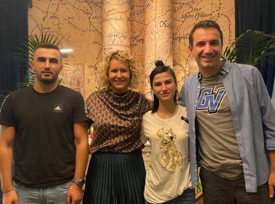 BASHKIA I NDIHMOI ME BURSAT E STUDIMIT/ Veliaj takon dy fëmijët e Ziver Veizit të vrarë në protestën e 21 Janarit