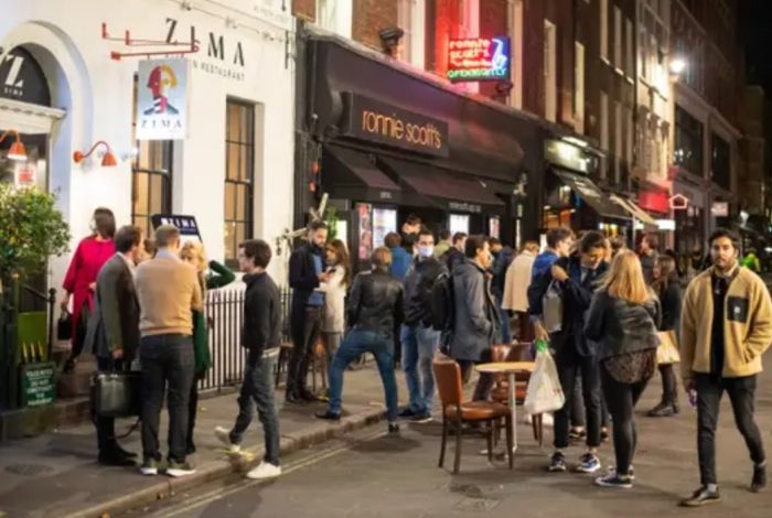 COVID-19/ Qeveria mbyll klubet e natës në orën 22:00, londinezët festojnë në rrugë