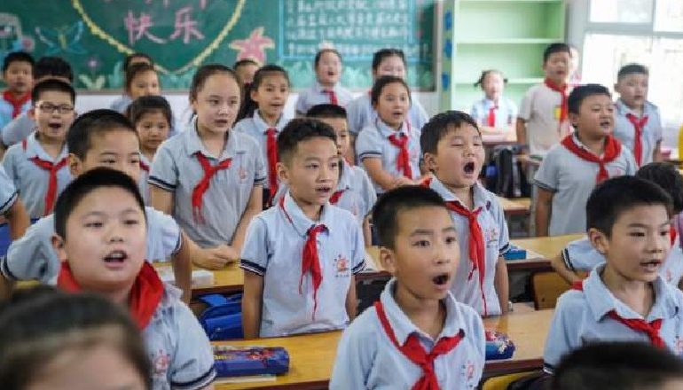 PA MASKA TË DETYRUESHME/ 1.4 milionë fëmijë rikthehen në shkollë në Wuhan (FOTOt)