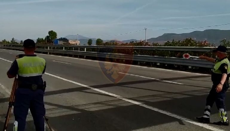 POLICIA RRUGORE NË AKSION/ Arrestohen 3 shoferë, pezullohen 35 patenta dhe vendosen 1052 gjoba