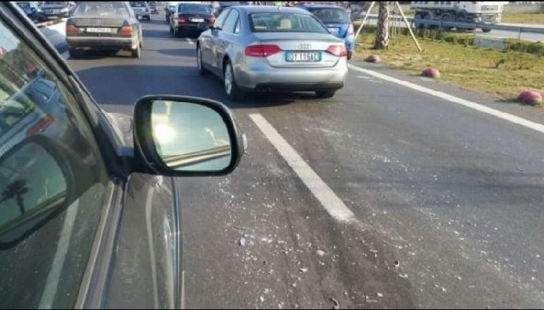 AKSIDENT TRAGJIK NË KASHAR/ Përplasen dy makina, humb jetën shoferi! 10 km radhë mjetesh, lëvizja devijohet në rrugën dytësore