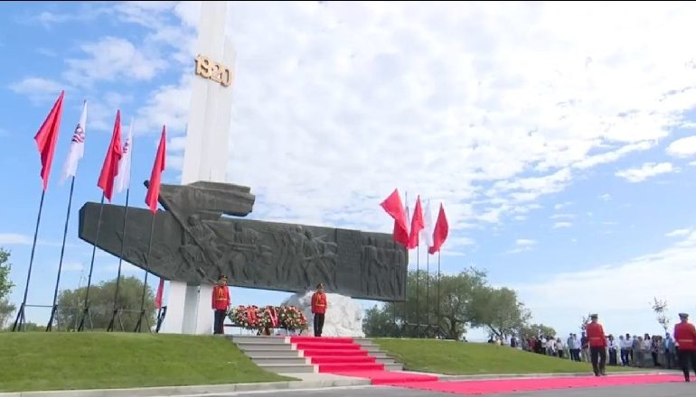KURORA ME LULE NË MEMORIALIN E “LUFTËS SË VLORËS 1920″/ Të pranishëm Rama, Meta dhe Ruçi