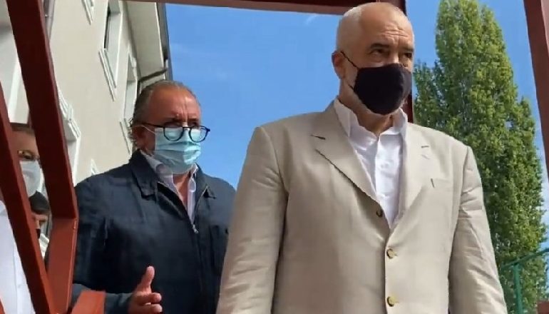 VIZITON SHKOLLËN NË VLORË/ Rama u bën thirrje mësuesve: Të jeni të durueshëm me fëmijët