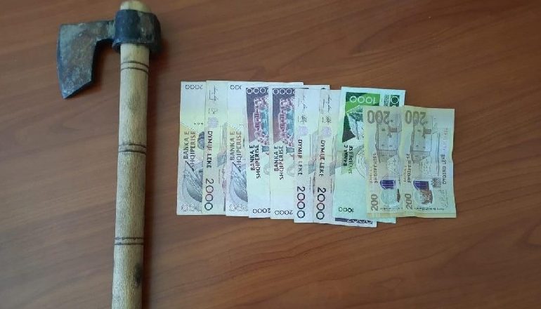 TERRORIZON ME SËPATË ÇIFTIN E MOSHUAR NË MES TË NATËS/ Për t’u vjedhur 30 mijë lekë, arrestohet fieraku
