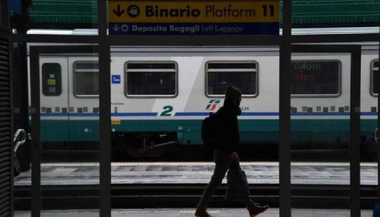 TERROR NË TREN! 20 vjeçari shqiptar në Itali sulmohet me thikë, agresori ia mbath nga policia