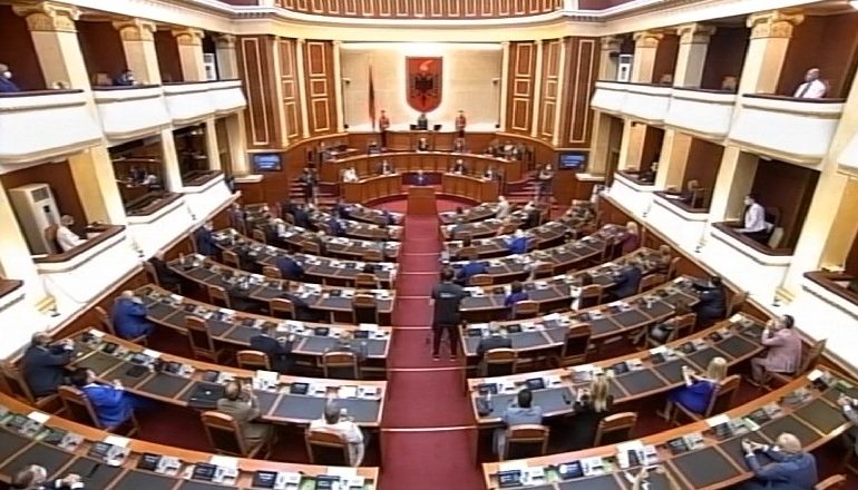 NIS SESIONI I RI PARLAMENTAR/ Ruçi: “Kushtetuesja” më 1 janar të fillojë punën. Ndryshimet nuk ishin hile e…(E PLOTË)