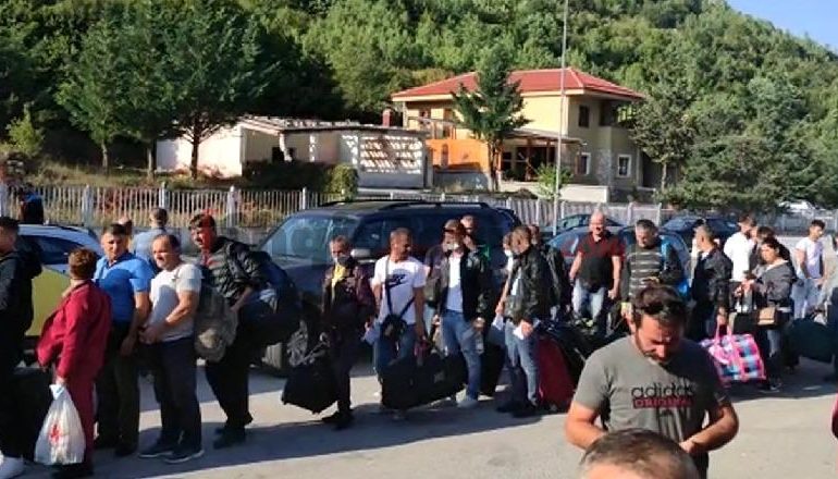 ME DHJETËRA EMIGRANTË NË RADHË NË KAPSHTICË/ Kuota ende nuk është plotësuar