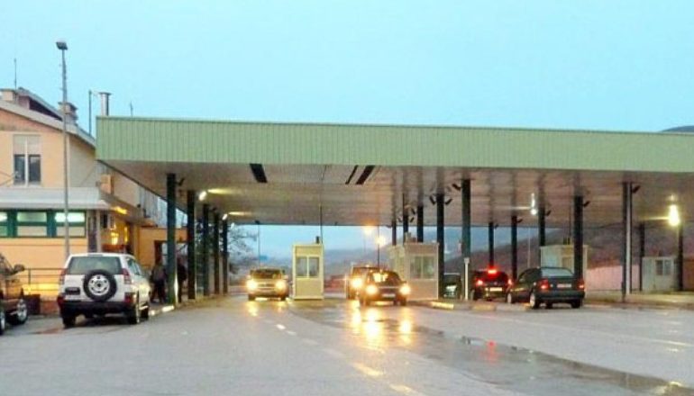 TENTOI TË KALONTE MALLRA KONTRABANDË/ Arrestohet shqiptari, nën hetim doganieri në Morinë